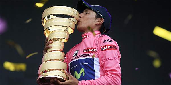 Nairo Quintana recibiendo del trofeo de Ganador del Giro de Italia de 2014, Nairo Quintana Quintana, Chaves y la escuela de grandes ciclistas colombianos 