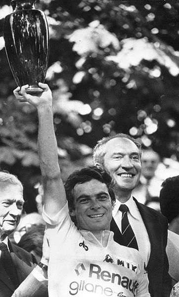 Bernard Hinault en el podio final del Tour de 1978 Los 7 Mejores Ciclistas de la Historia del Tour de Francia