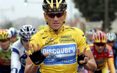 Armstrong haciendo gesto de los 7 Tour de Francia . ¿Es Lance Armstrong una Leyenda del Ciclismo o el mayor Fraude de la Historia del Deporte ?