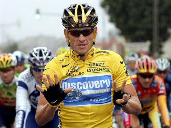 Armstrong haciendo gesto de los 7 Tour de Francia . ¿Es Lance Armstrong una Leyenda del Ciclismo o el mayor Fraude de la Historia del Deporte ?