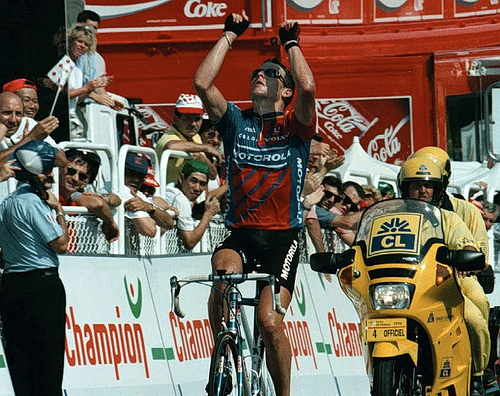 Lance Armstrong señalando al cielo en homenaje a Fabio Casartelli ¿Es Lance Armstrong una Leyenda del Ciclismo o el mayor Fraude de la Historia del Deporte ? 