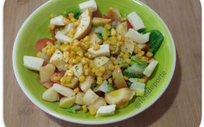 Ensalada de Lechuga con Frutas, Tomate, Queso y un toque de Maíz Dulce