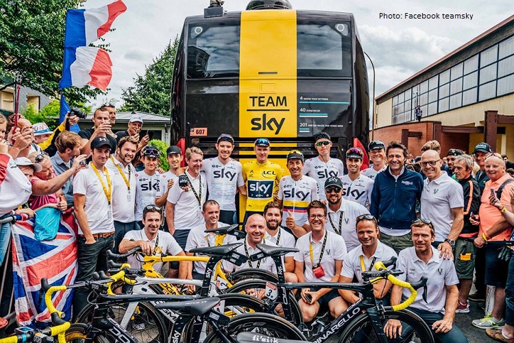 Ciclistas y técnicos del equipo Sky , sky vuelta , skyteam cycling , team sky pro cycling , cris froome