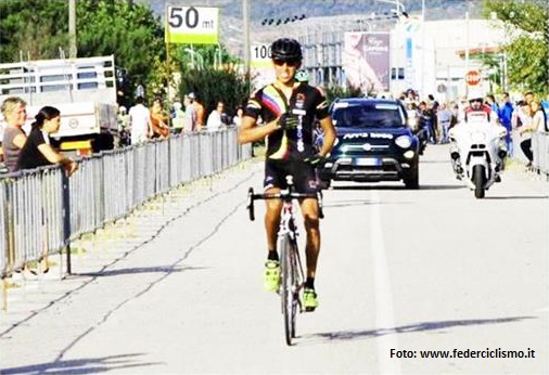 Egan Bernal llegando a meta en el Trofeo di Autunno del Monte Pisano-Sognando il Giro delle Fiandre ¿Hasta dónde llegará el ciclista colombiano Egan Bernal?