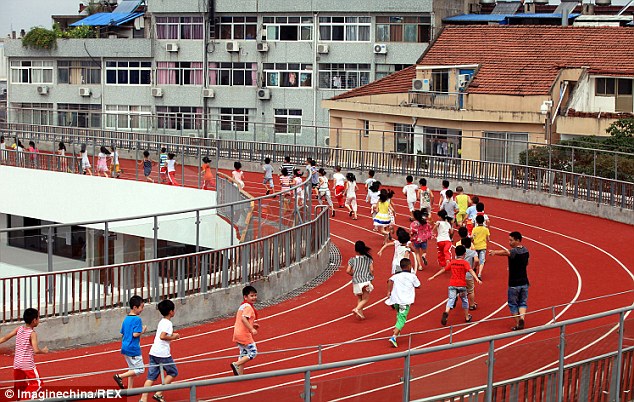 Escuela con pista de atletismo en la azotea, Roof Track School_Lycs-arc.com